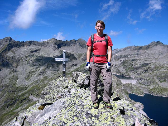 Foto: Andreas Koller / Klettersteigtour / Hochkedl Klettersteig (2558m) / Über den ein wenig ausgesetzten Grat zum Gipfelkreuz / 29.08.2010 15:30:39