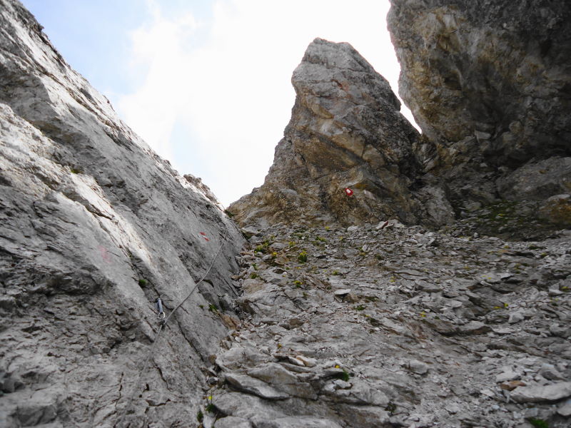 Foto: Günter Siegl / Wandertour / Reißkofel 2371m Überschreitung / Man greift bei dem brüchigen Gestein gerne in die Textilseile. / 03.09.2017 11:15:04
