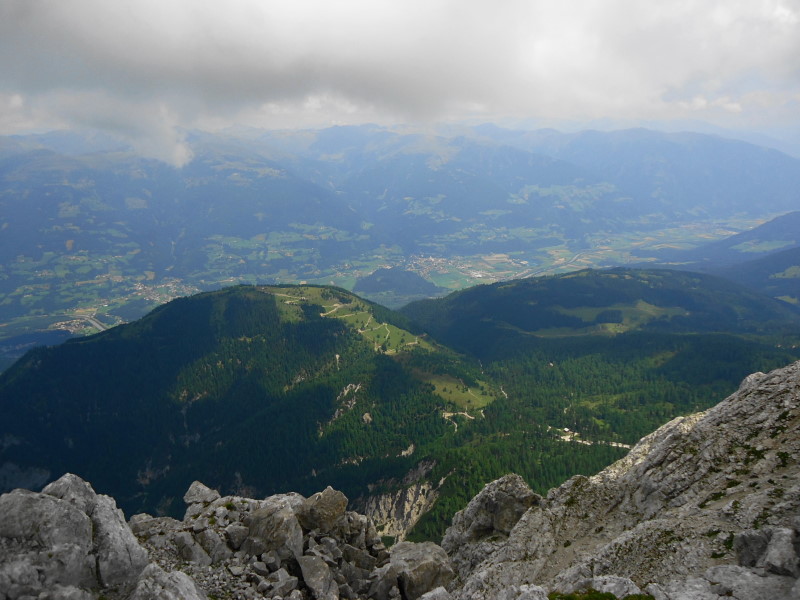 Foto: Günter Siegl / Wandertour / Reißkofel 2371m Überschreitung / Tiefblick zur Comptonhütte und Pließalm / 03.09.2017 11:18:16