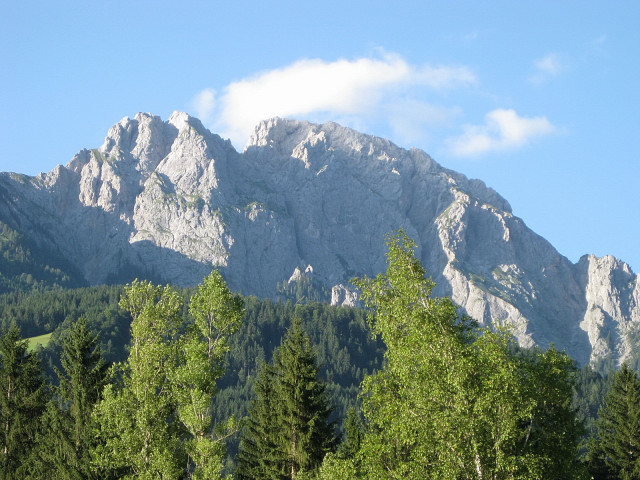 Foto: Wolfgang Lauschensky / Wandertour / Reißkofel 2371m Überschreitung / Reißkofelsüdflanke: Anstieg über den besonnten Südgrat mitterechts, Abstieg an der Nordseite zum Sattel ganz links / 28.08.2010 19:24:07