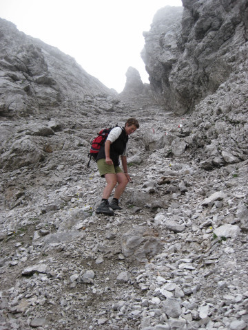 Foto: Wolfgang Lauschensky / Wandertour / Reißkofel 2371m Überschreitung / Gipfelabstieg in westl. Schuttrinne / 28.08.2010 19:22:54