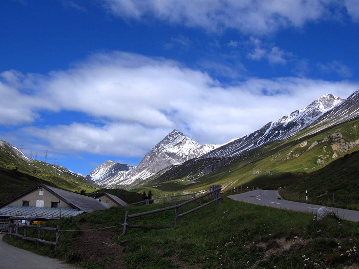 Foto: Andreas Koller / Wandertour / Piz Blaisun über dem Albulapass (3200m) / Albulapassstraße und Piz Uertsch (3268m) / 09.09.2010 01:13:06