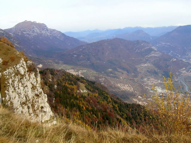Foto: Wolfgang Lauschensky / Wandertour / Sentiero Somator / Blick über den Gipfelfels zum Ausgangspunkt / 13.12.2011 12:20:21