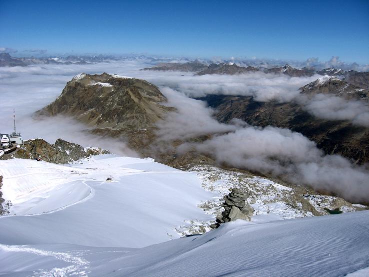 Foto: Andreas Koller / Wandertour / Piz Murtel und Fuorcla Surlej (3433m) / Unterhalb des Gletschers liegt die Fuorcla Surlej / 15.10.2010 21:11:34