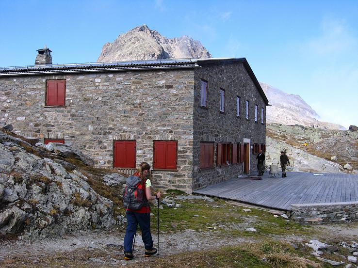 Foto: Andreas Koller / Wandertour / Piz Murtel und Fuorcla Surlej (3433m) / Fuorcla Surlej mit Berghaus / 15.10.2010 21:07:08
