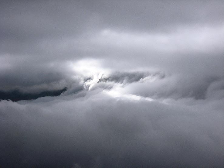 Foto: Andreas Koller / Wandertour / Piz Murtel und Fuorcla Surlej (3433m) / Eintauchen in den Nebel / 15.10.2010 21:05:37
