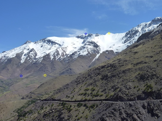 Foto: Manfred Karl / Skitour / Likkemt, 3625 m / Likkemt (gelb) und Djebel Bou Iguenouane (blau). Der Schnee reicht in den etwas versteckten Karen deutlich weiter herunter als auf dem Foto ersichtlich. / 05.02.2012 19:07:45