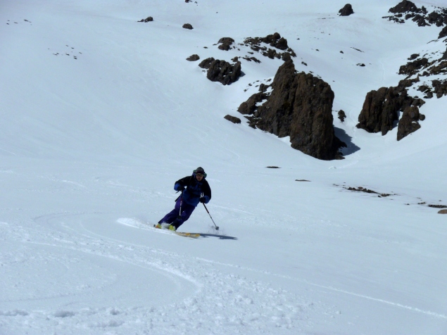 Foto: Manfred Karl / Skitour / Likkemt, 3625 m / Abfahrt von der Tizi Likkemt durch das Kar Richtung Likkemt - verbunden mit 400 HM Wiederaufstieg in die Scharte / 05.02.2012 18:54:09