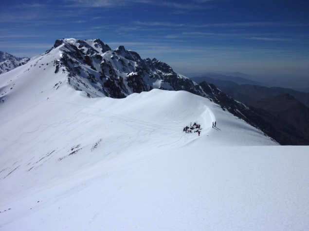 Foto: Manfred Karl / Skitour / Likkemt, 3625 m / Rast in der Tizi Likkemt / 05.02.2012 18:52:55