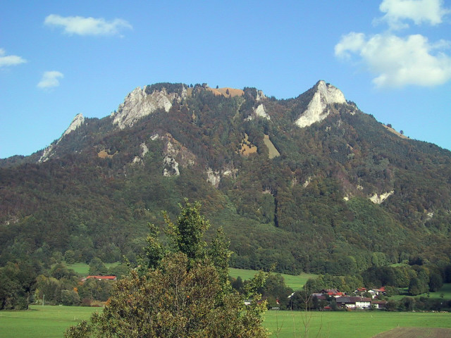 Foto: Wolfgang Lauschensky / Wandertour / Kindlwand Wasserwand Heuberg Kitzstein / linke Felsnase=Kindlwand, der Fels darüber=Wasserwand, der grasige Gipfel=Heuberg, der rechte Fels=Kitzstein / 23.11.2010 17:22:43
