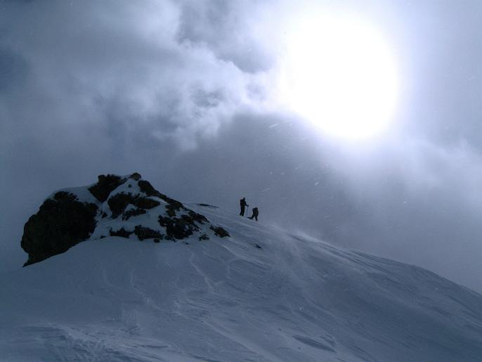 Foto: Andreas Koller / Skitour / Piz Campagnung Südgipfel (2826m) / Dieser kleine Felskolk wird kurz vor dem Gipfel passiert / 14.12.2010 20:52:33