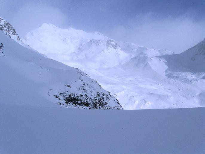 Foto: Andreas Koller / Skitour / Piz Campagnung Südgipfel (2826m) / Kurzer Ausblick nach N / 14.12.2010 20:51:39