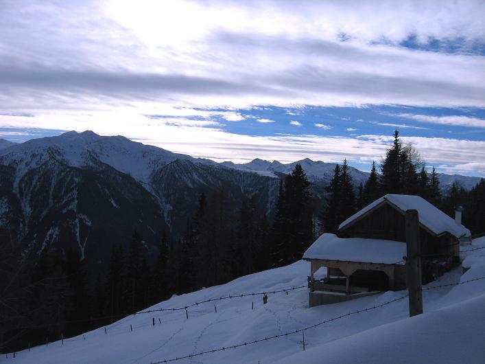 Foto: Andreas Koller / Skitour / Ochsenkopf - Geheimtipp über dem Mölltal (2536m) / Die letzten Häuser am Sonnberg über Stall / 21.12.2010 20:28:19
