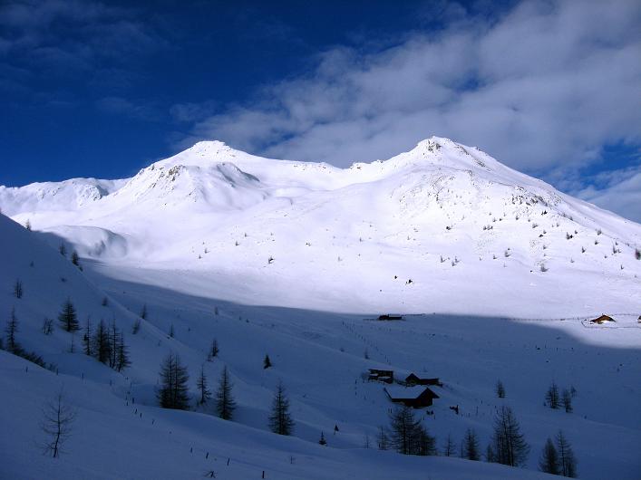 Foto: Andreas Koller / Skitour / Ochsenkopf - Geheimtipp über dem Mölltal (2536m) / Knapp links der Bildmitte erkennt man den Ochsenkopf / 21.12.2010 20:24:52