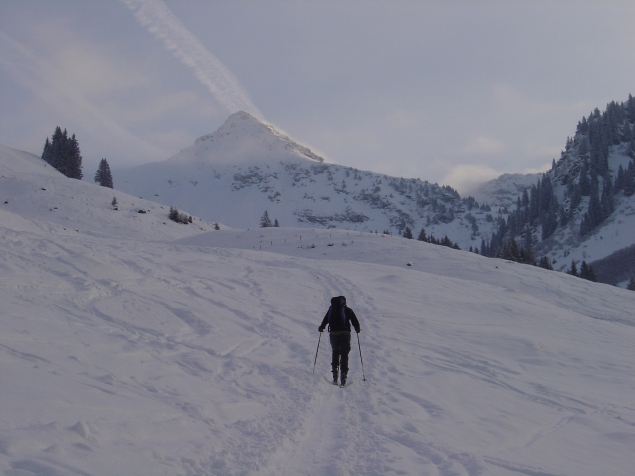 Foto: Manfred Karl / Skitour / Auracher Gipfelrunde Gebra - Weißkopfkogel - Bischof / Am Weg zur Hochwildalm, Sonnspitze im Hintergrund / 13.01.2013 20:57:41