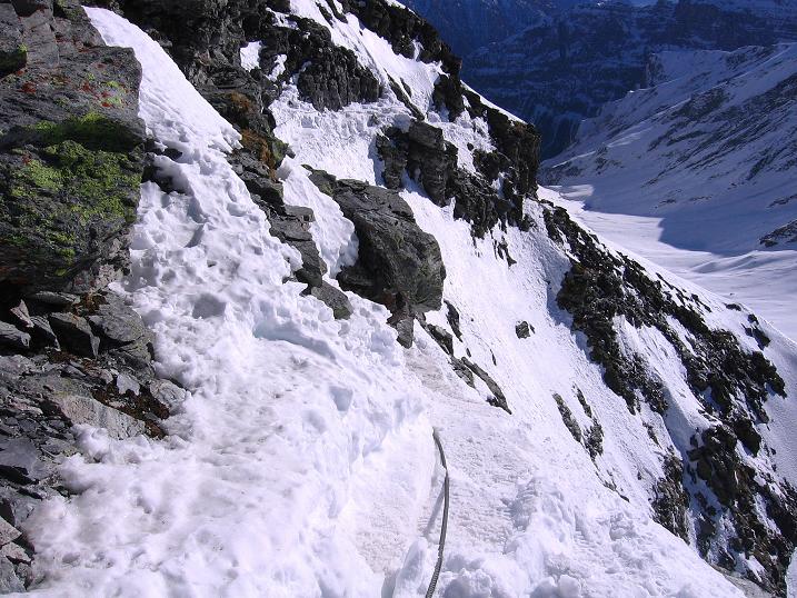 Foto: Andreas Koller / Skitour / Pizol - im Reich der Grauen Hörner (2844m) / Ausgesetzte Querung - die Route erkennt man am oberen Bildrand zur Wandstelle bei den dunklen Felsen / 11.02.2011 18:49:41
