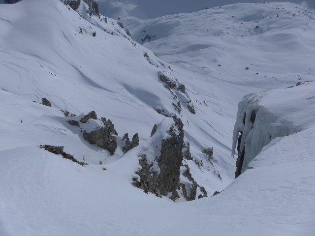 Foto: Wolfgang Lauschensky / Skitour / Innichriedel 2526m / Tiefblick beim Gipfelanstieg auf die Bödenalpe / 04.03.2011 18:25:02