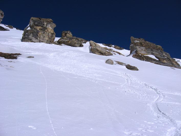 Foto: Andreas Koller / Skitour / Vom Sadnighaus auf den Krahkopf (2844m) / Bei den Felsen wird es steil und eng / 10.03.2011 21:36:16