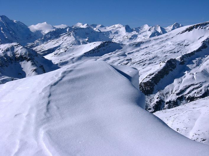 Foto: Andreas Koller / Skitour / Vom Sadnighaus auf den Krahkopf (2844m) / Glocknergruppe mit Johannisberg (3463m) und Großes Wiesbachhorn (3570m) / 10.03.2011 21:34:13