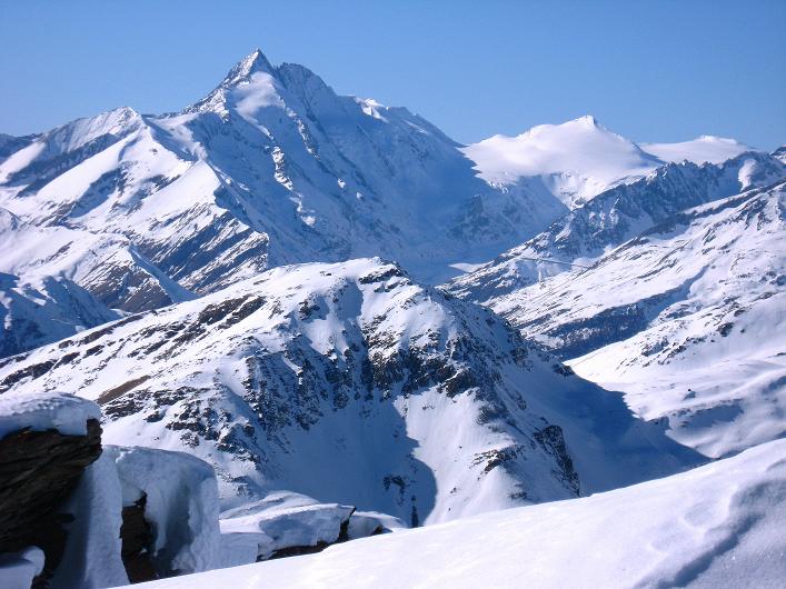 Foto: Andreas Koller / Skitour / Vom Sadnighaus auf den Krahkopf (2844m) / Blick vom Krahkopf zum Großglockner (3798m) / 10.03.2011 21:33:40