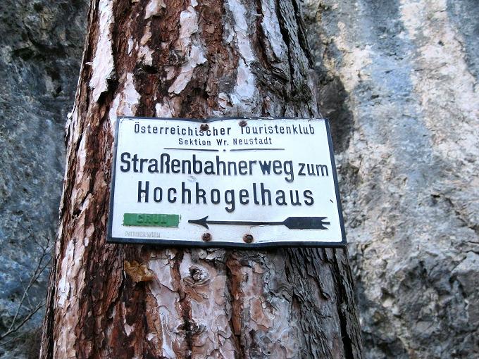 Foto: Andreas Koller / Wandertour / Am Straßenbahnerweg zum Hochkogelhaus (932m) / Deutlicher Wegweiser  / 24.03.2011 21:43:31