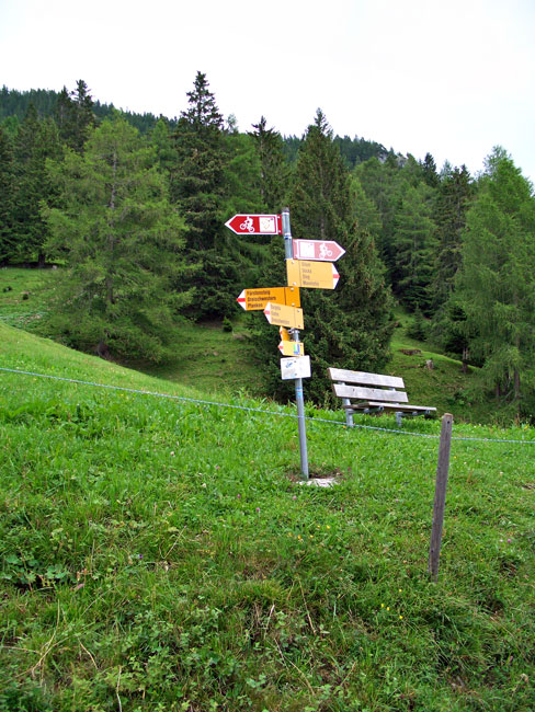 Foto: vince 51 / Wandertour / von Gaflei auf die Alpspitze / Wegweiser am Parkplatz Gaflei / 26.04.2011 22:48:43