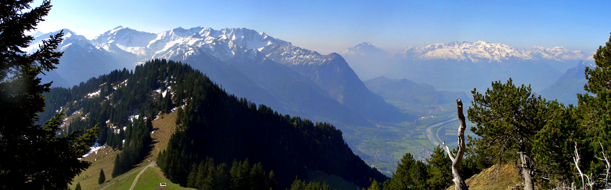 Foto: vince 51 / Wandertour / von Gaflei auf die Alpspitze / Tiefblick auf Bärgellasattel und in's Rheintal vom Aufstieg zur Alpspitze / 26.04.2011 22:44:45