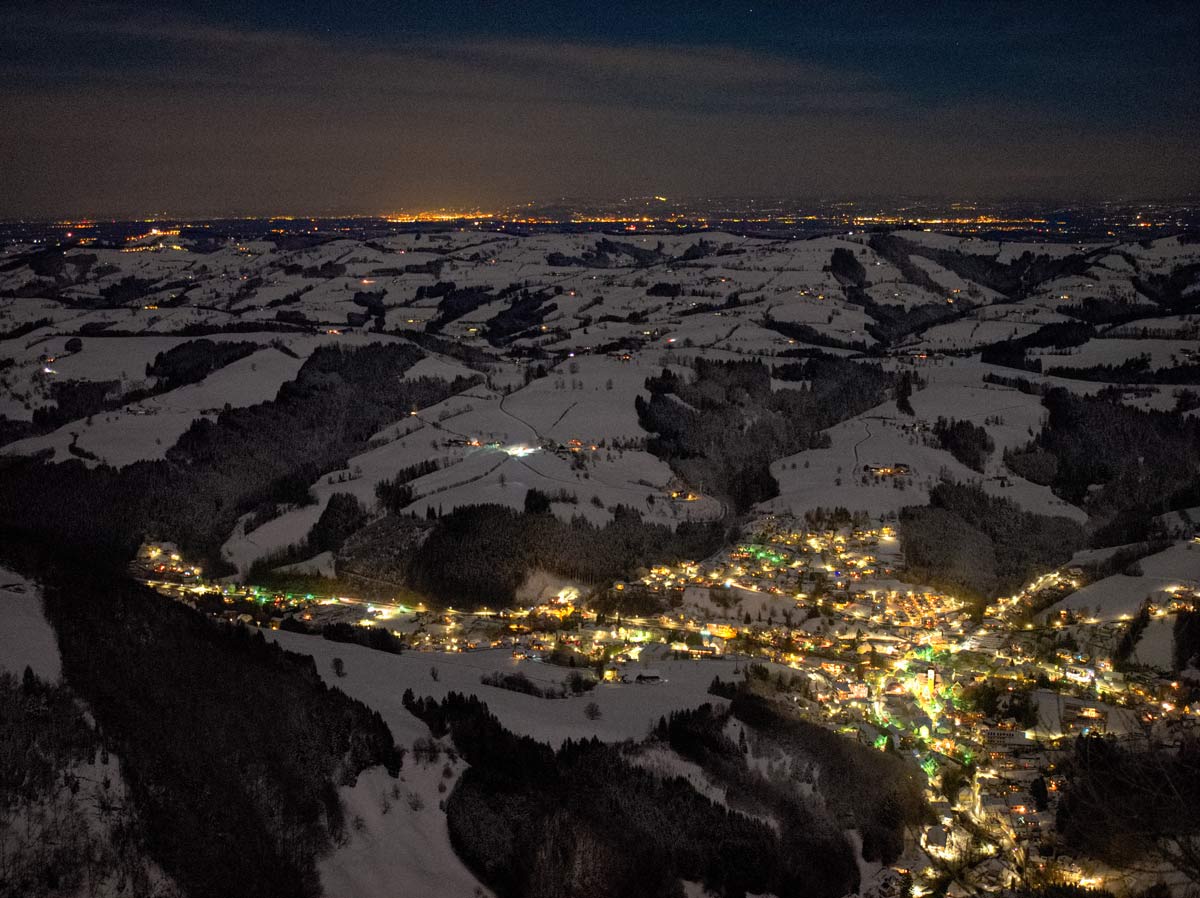 Foto: Datzi / Schneeschuhtour / Rundtour über den Prochenberg 1123m / Traumaussicht am Gipfel vom Prochenberg bei Nacht. Fernsicht bis ins Donautal mit Amstetten und darüber hinaus in meine Heimat / 04.02.2018 18:06:40