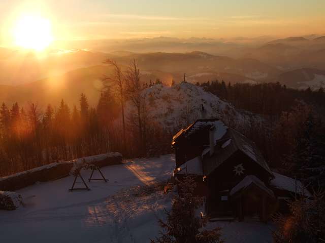 Foto: Datzi / Schneeschuhtour / Rundtour über den Prochenberg 1123m / Blick von der Warte zu Gipfelkreuz mit Prochenberghütte / 01.05.2011 20:39:31
