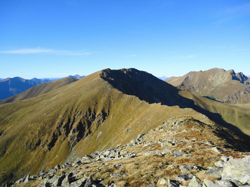 Foto: Günter Siegl / Wandertour / Über die Loretto-Kapelle zum Gipfelsammeln (2308m) / Rückblick Kesseleck / 31.10.2014 11:25:33