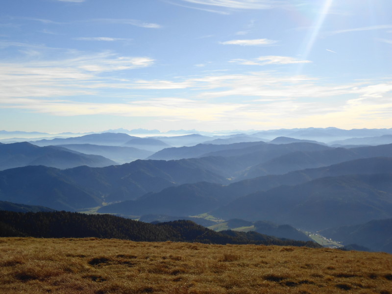Foto: Günter Siegl / Wandertour / Über die Loretto-Kapelle zum Gipfelsammeln (2308m) / Fernsicht zu Grebenzen (links der Mitte) und Triglav, Mangart im Hintergrund / 31.10.2014 11:23:17