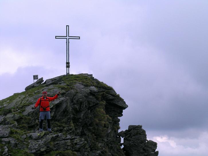 Foto: Andreas Koller / Wandertour / Über die Loretto-Kapelle zum Gipfelsammeln (2308m) / Die letzten Meter zum Gipfelkreuz / 15.06.2011 20:24:32