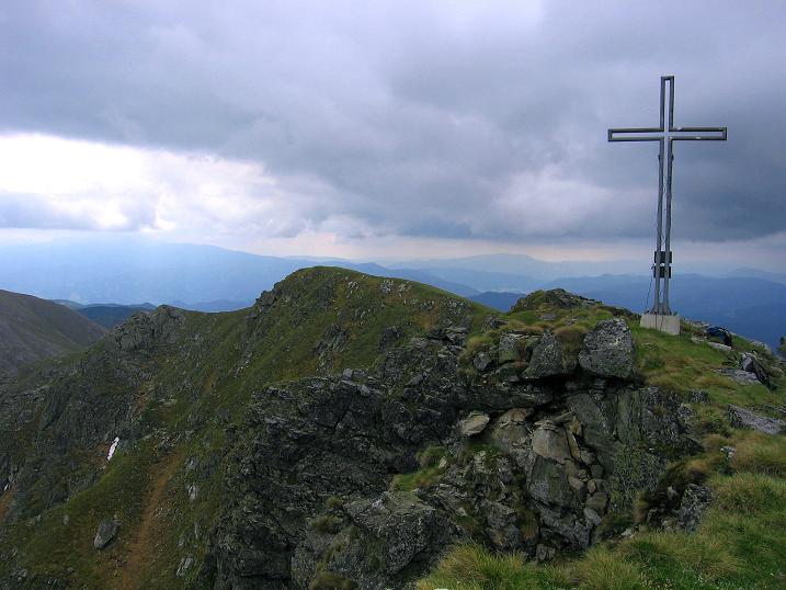 Foto: Andreas Koller / Wandertour / Über die Loretto-Kapelle zum Gipfelsammeln (2308m) / Letzter Blick zum Gipfelkreuz am Kesseleck / 15.06.2011 20:22:25