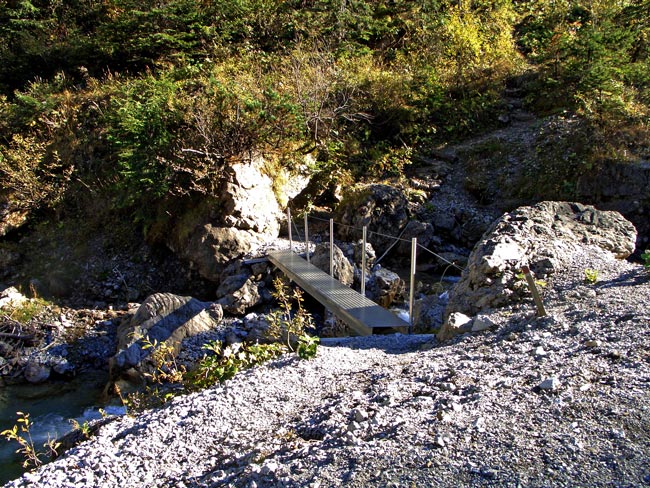 Foto: vince 51 / Wandertour / Kanzberg-Jochspitze Rundtour / Brücke überden Jochbach / 17.06.2011 22:32:29