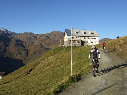 Foto: hofchri / Mountainbiketour / Rund um den Rastkogel über Geiseljoch (2292 m) - 2 Tagestour  / zunächst auf schöner Schotterstraße / 22.06.2011 17:48:03