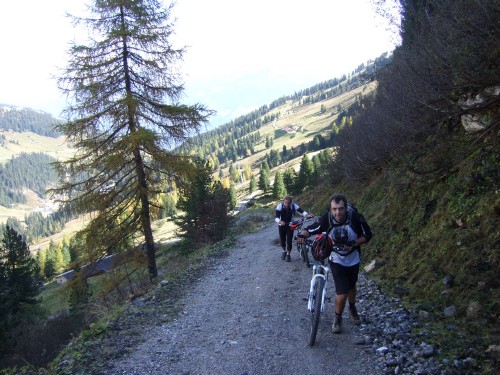 Foto: hofchri / Mountainbiketour / Rund um den Rastkogel über Geiseljoch (2292 m) - 2 Tagestour  / extrem steil nach der Mittertrettalm / 22.06.2011 17:52:17