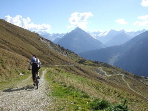 Foto: hofchri / Mountainbiketour / Rund um den Rastkogel über Geiseljoch (2292 m) - 2 Tagestour  / langer Downhill beginnt / 22.06.2011 17:54:59