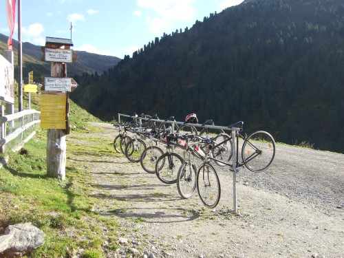 Foto: hofchri / Mountainbiketour / Rund um den Rastkogel über Geiseljoch (2292 m) - 2 Tagestour  / sind nicht die Einzigen die rumhängen / 22.06.2011 18:03:30