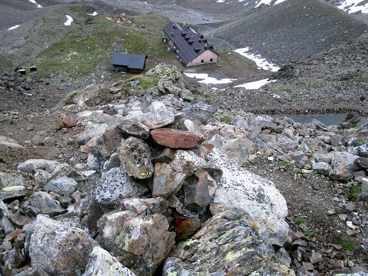 Foto: Andreas Koller / Wandertour / Zum Aussichtspunkt Plangerosskopf (3053m) / Tiefblick zur Kaunergrathütte / 28.06.2011 19:47:48