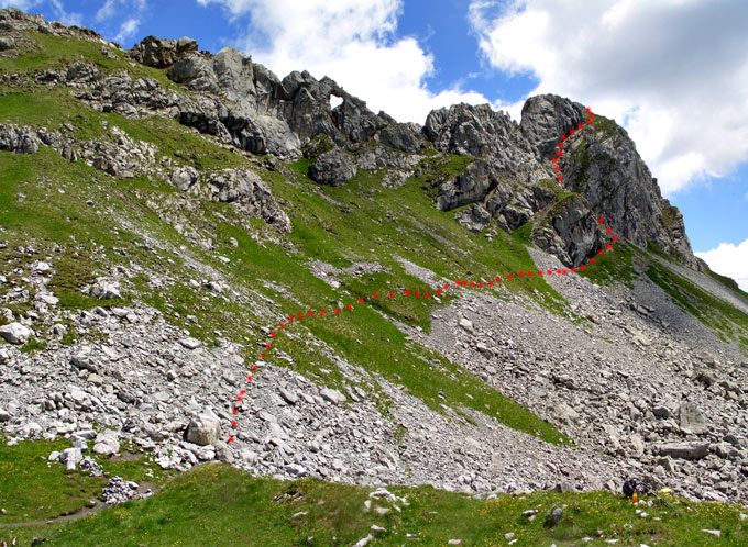 Foto: vince 51 / Wandertour / Saladinaspitze/Fensterlewand / Fensterlewand, die roten Punkte markieren die Auf/Abstiegsroute / 01.07.2011 22:32:51