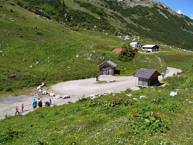 Foto: vince 51 / Wandertour / Saladinaspitze/Fensterlewand / Bushaltestelle / 01.07.2011 22:26:17