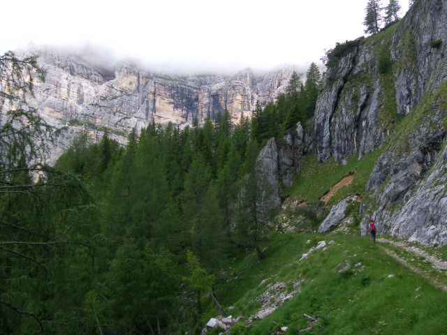 Foto: Wolfgang Lauschensky / Wandertour / Col del Fer 2019m / eben gehts entlang der Wandflucht des Monte Pena zum Passo Rutorto / 03.07.2011 17:54:43
