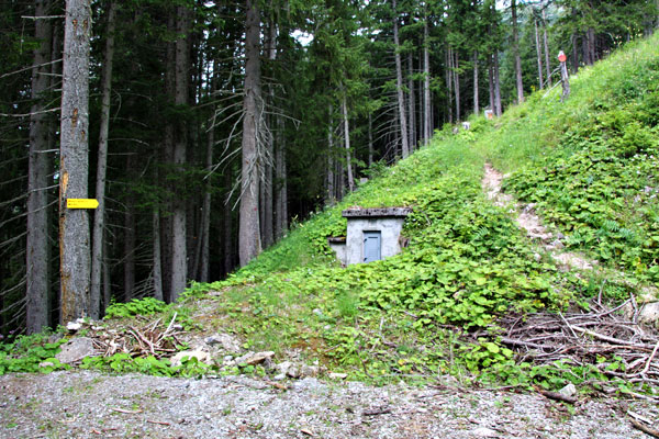 Foto: vince 51 / Wandertour / von Elbigenalp auf die Rotwand / Beginn des Fusswegs bei der Materialbahn der H.v.Barth-Hütte / 20.07.2011 22:55:20