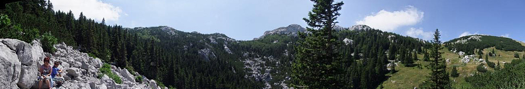 Foto: Datzi / Wandertour / Tour auf den Balinovac im Nationalpark Sjenerni / Blick vom Botanischen Garten zur Überschreitung (Bild Mitte Balinovac) / 23.07.2011 09:30:18