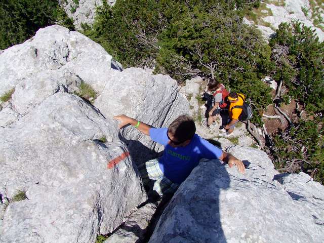 Foto: Datzi / Wandertour / Tour auf den Balinovac im Nationalpark Sjenerni / Die Kletterstelle kurz vor dem Gipfel, auch für nichtgeübte Erwachsene stellt diese Kletterstelle ein leichtes Hinternis dar / 22.07.2011 18:33:17
