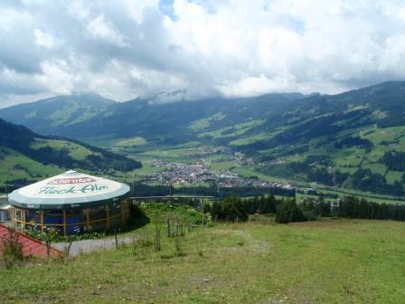 Foto: GeriAut / Mountainbiketour / Kirchberg-Bike Challenge (i.A. an Kitzalpbike-Extrem) / Die niedere Fleckalm mit der Ortschaft Kirchberg im Hintergrund / 01.08.2011 21:22:13