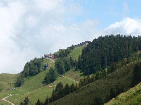 Foto: GeriAut / Mountainbiketour / Kirchberg-Bike Challenge (i.A. an Kitzalpbike-Extrem) / Der Hahnenkamm fotografiert kurz nach der oberen Fleckalm - mit Zoom :) / 01.08.2011 21:24:17