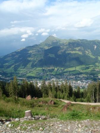 Foto: GeriAut / Mountainbiketour / Kirchberg-Bike Challenge (i.A. an Kitzalpbike-Extrem) / Der Blick auf Kitzbphel und sein Horn (am Horizont) / 01.08.2011 21:31:03