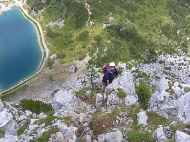 Foto: Wolfgang Lauschensky / Klettersteigtour / Winkelturm Ostgratklettersteig / Tiefblick zum Zustieg vom See / 06.08.2011 11:08:33