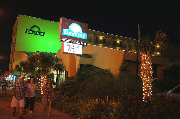 Foto: Andreas Koller / Wandertour / Virginia Beach Boardwalk (5m) / Auch in den Abendstunden reizvoll / 06.08.2011 20:28:50
